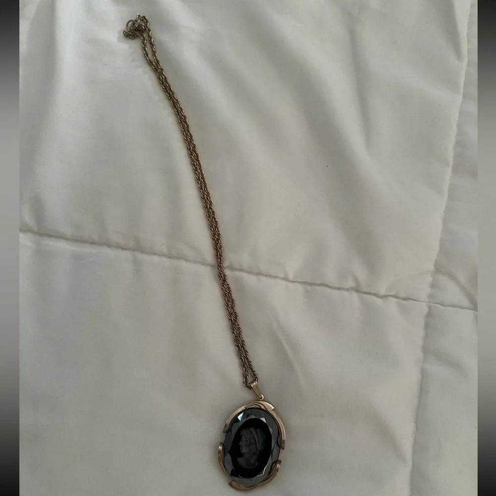 Silver and black cameo pendant necklace - Picture 3 of 3